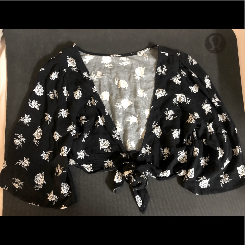 CHLOE AND KATIE CROPPED WRAP TOP BLACK FLORAL SIZE M